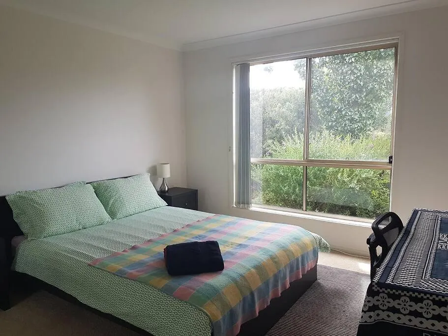 Holiday home Entire 2Br Sunny House @Franklin, Canberra