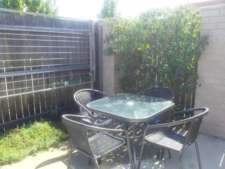 Entire 2Br Sunny House @Franklin, Canberra 0*,  Australia